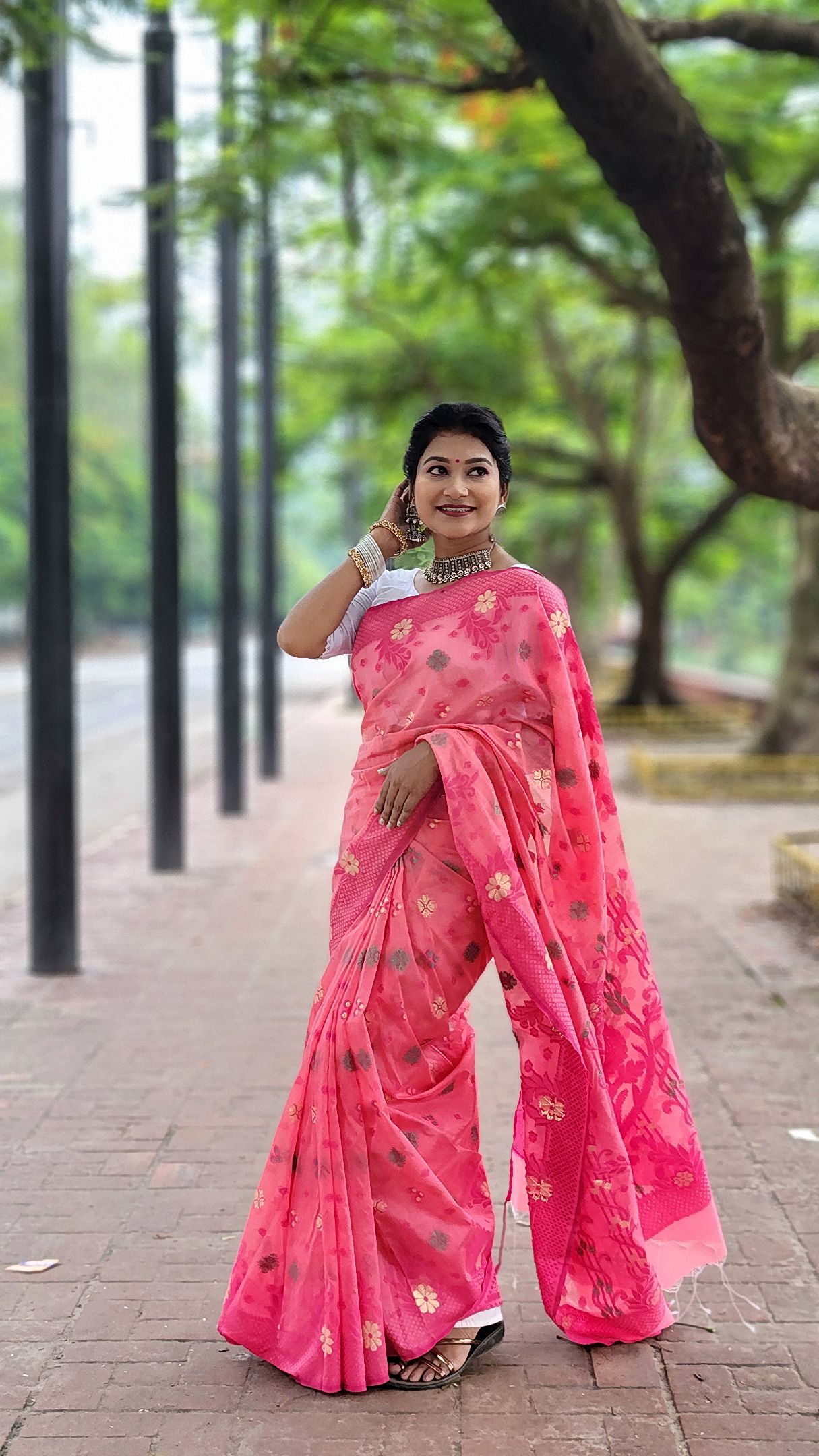 Fuler tura Jamdani Saree (ফুলের তোড়া জামদানী শাড়ি)